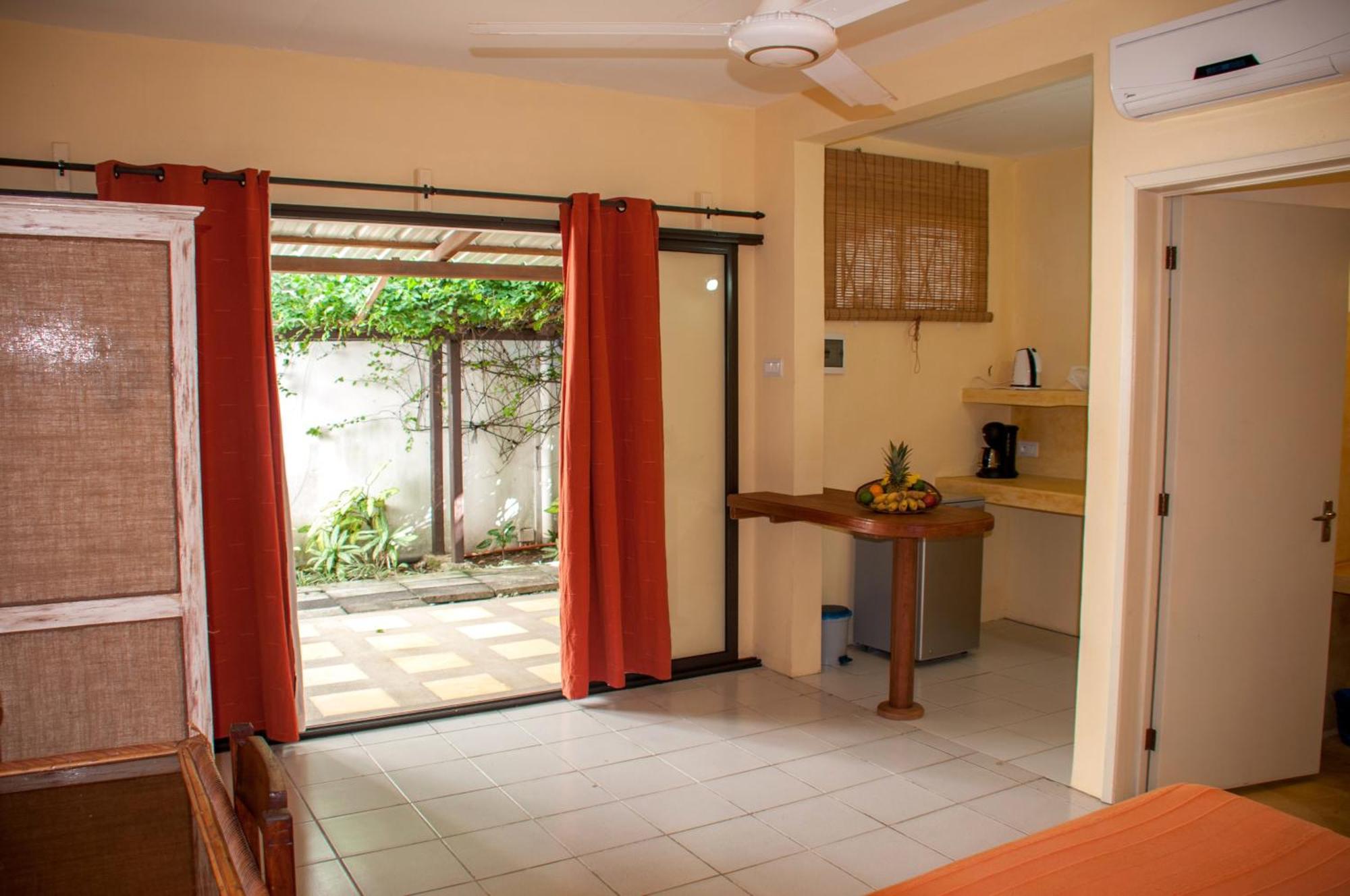 Chantauvent Guest House Blue Bay Rum bild
